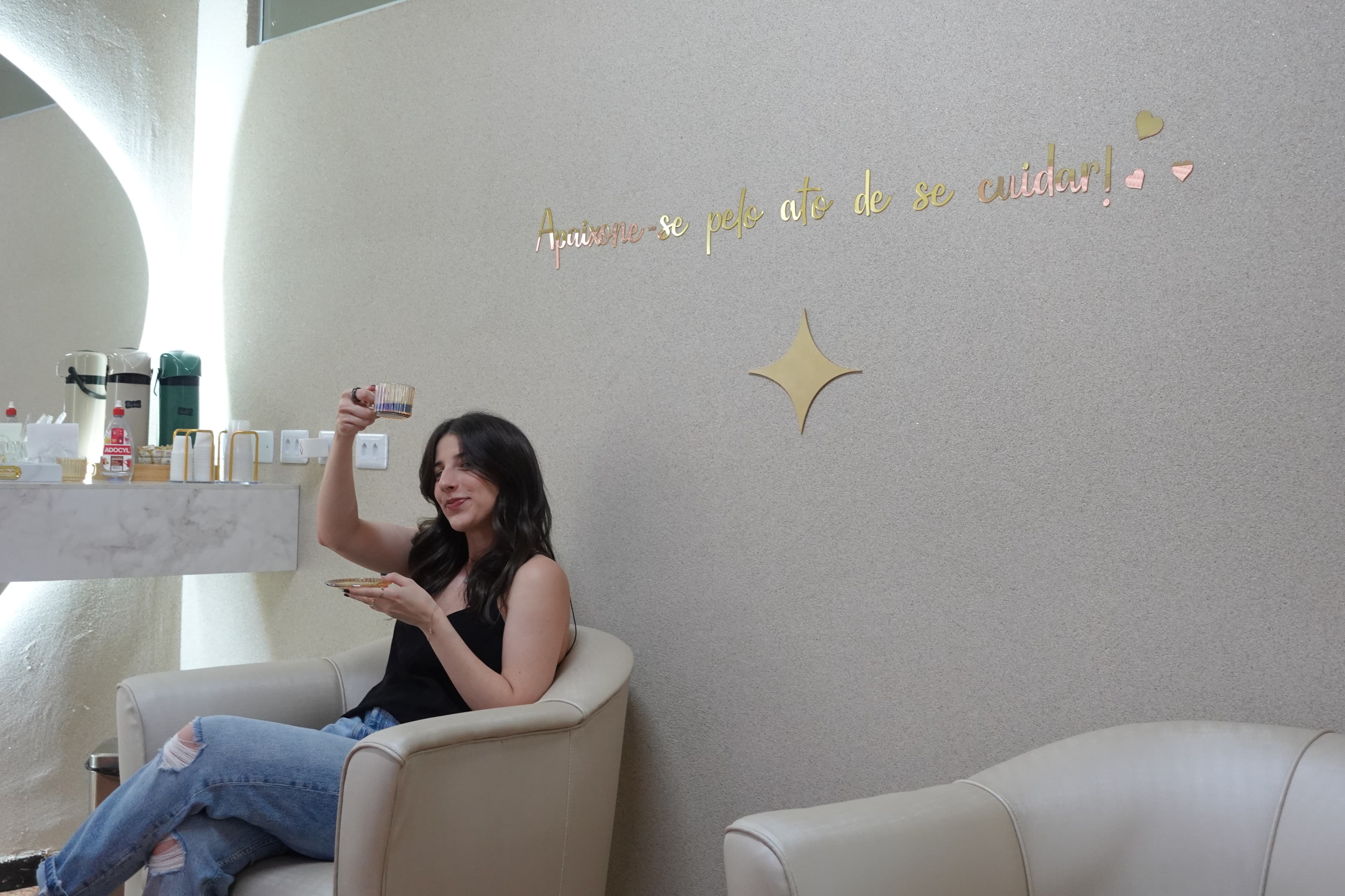 Cliente relaxando no Angela Spa & Estética - Experiência Premium